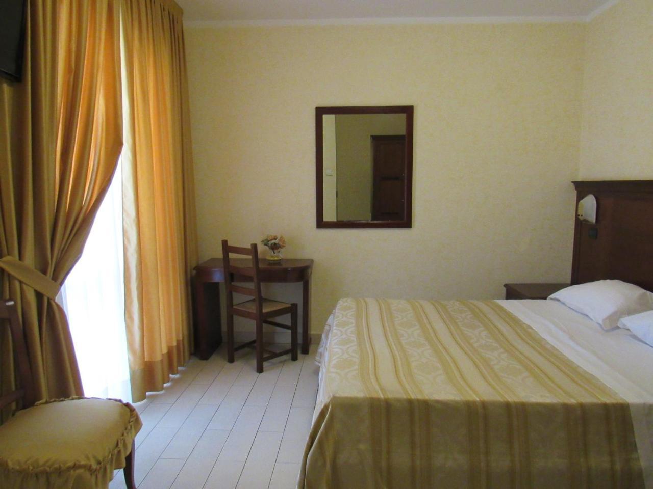Pino Hotel Gizzeria Exterior foto